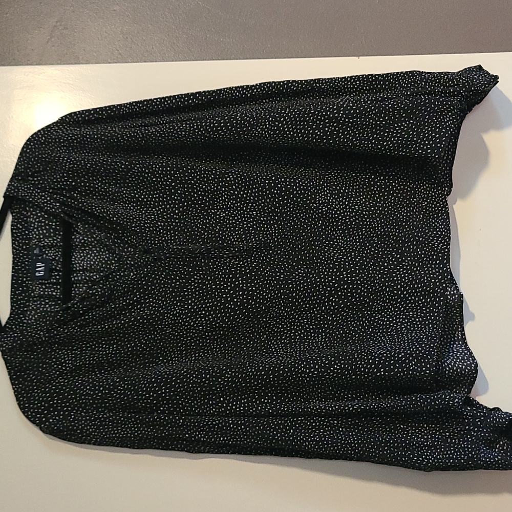 Gap black and white V-neck shirt